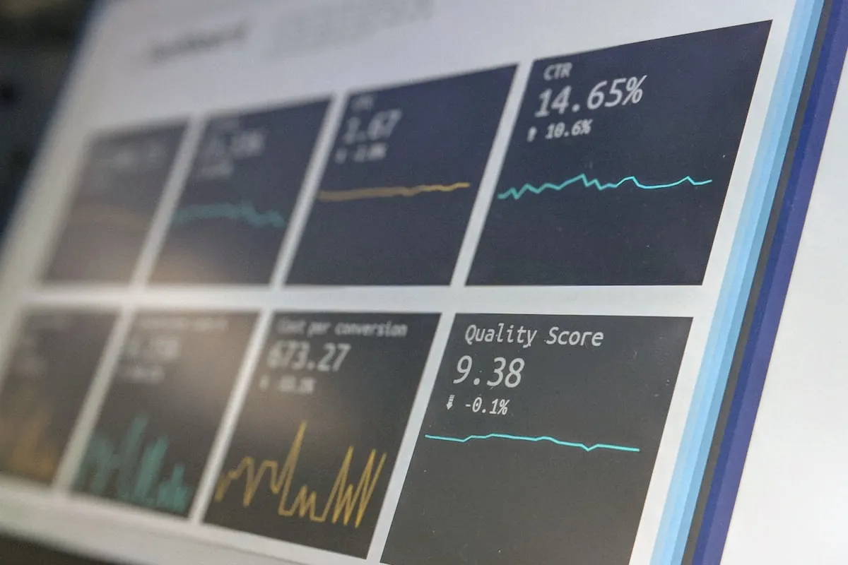 Tela escura de monitoramento exibindo dados e métricas de um sistema